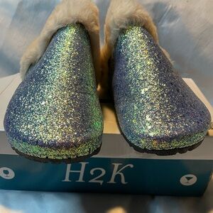 H2K champagne Fuzzy Slippr Sides Sandals Size 8